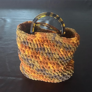 Bolso de crochet con asa de acrílico y base resistente