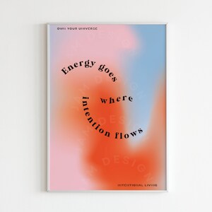 Puede incluir: Un póster motivacional con un fondo degradado rosa y azul. El texto dice "La energía va donde la intención fluye." El póster también incluye el texto "Own Your Universe" y "Intentional Living".