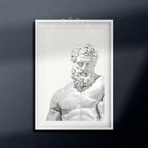 Könnte beinhalten: Ein Schwarzweißfoto einer Marmorskulptur eines Männerbuste mit Bart. Die Skulptur ist in einem weißen Rahmen gerahmt.