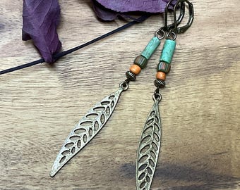 Pendientes largos colgantes estilo bohemio verde: hoja de latón, joyería rústica de cristal.