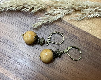 Pendientes colgantes de jade marrón con cierre de palanca de latón antiguo.
