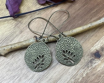Pendientes largos colgantes con forma de hoja, joyería llamativa de estilo bohemio en latón antiguo.