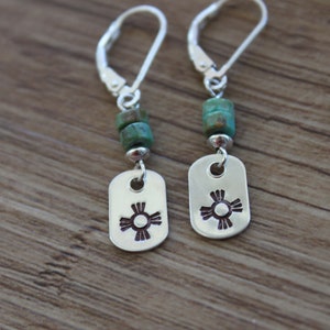 Turquoise sterlingzilveren zonoorbellen, met de hand gestempelde Zia, zuidwestenhangers