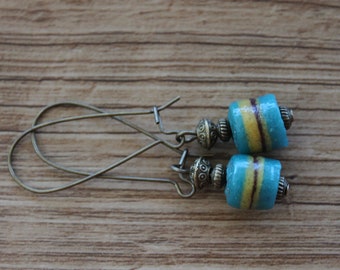 Boucles d'oreilles pendantes bohème bleues, boucles d'oreilles en verre, boucles d'oreilles rustiques, boucles d'oreilles terreuses, bijoux terreux