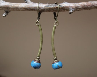 Lange blauwe messing boho-hangoorbellen, edelsteenoorbellen, natuurlijke sieraden