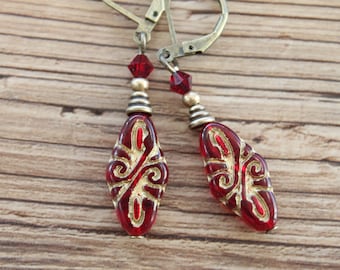Hangoorbellen van rood Tsjechisch glas: hendelruggen van antiek messing