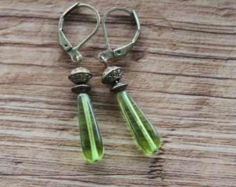 Boucles d'oreilles vertes boucles d'oreilles en verre tchèque boucles d'oreilles pendantes en forme de larme boucles d'oreilles pendantes bijoux verts cadeau d'anniversaire pour les femmes