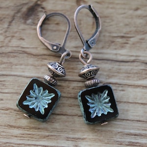 Boucles d'oreilles noires / Boucles d'oreilles en verre tchèque / Pendants / Pendants d'oreilles / Petites boucles d'oreilles / Bijoux noirs / Boucles d'oreilles rustiques / Cadeau pour femme