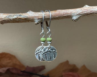 Brincos pequenos de prata com árvore na montanha, brincos pendentes estilo boho, joia para presente inspirada na natureza.