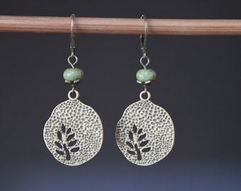Pendientes bohemios de hoja de latón verde, pendientes colgantes, pendientes de gota, joyería bohemia, pendientes rústicos, regalo para amantes de la naturaleza