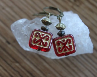 Kleine rode tsjechische glazen hangoorbellen, antieke koperen sieraden