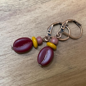Brincos pendentes em forma de grão de café pequeno, em vidro checo, estilo joia de outono em cobre antigo