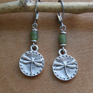 Pendientes colgantes de libélula verde plateada, pequeños pendientes bohemios, regalo para amantes de la naturaleza