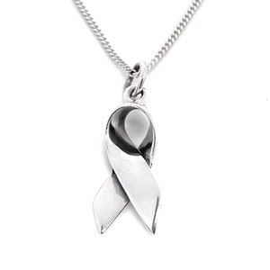 925 Sterling Silver Ribbon Bow Cancer Awareness Pendant Charm on Silver Curb Chain imagem 1