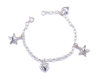 Op de afbeelding: Een zilveren armband met drie bedels: twee bedels in de vorm van een ster en een bedel in de vorm van een hart.