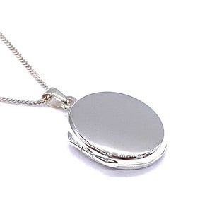 925 Sterling Silver Oval Shaped Plain Polished Photo Pendant Locket on 16&quot;, 18&quot; or 20&quot; Silver Curb Chain