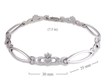 Może przedstawiać: Srebrna bransoletka z celtyckim wzorem węzła z sercem i koroną. Bransoletka ma 7,5 cala długości i mierzy 30 mm szerokości i 25 mm wysokości.