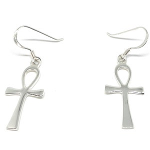Könnte beinhalten: Ein Paar silberne Ohrringe mit einem Ankh-Symbol, einem traditionellen ägyptischen Kreuz mit einer Schlaufe oben.