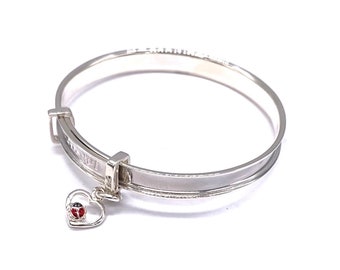 925 Sterling Silver Child, Baby Christening Bangle Bracelet Little Angel Grabado y Ladybug, Ladybird Charm en él