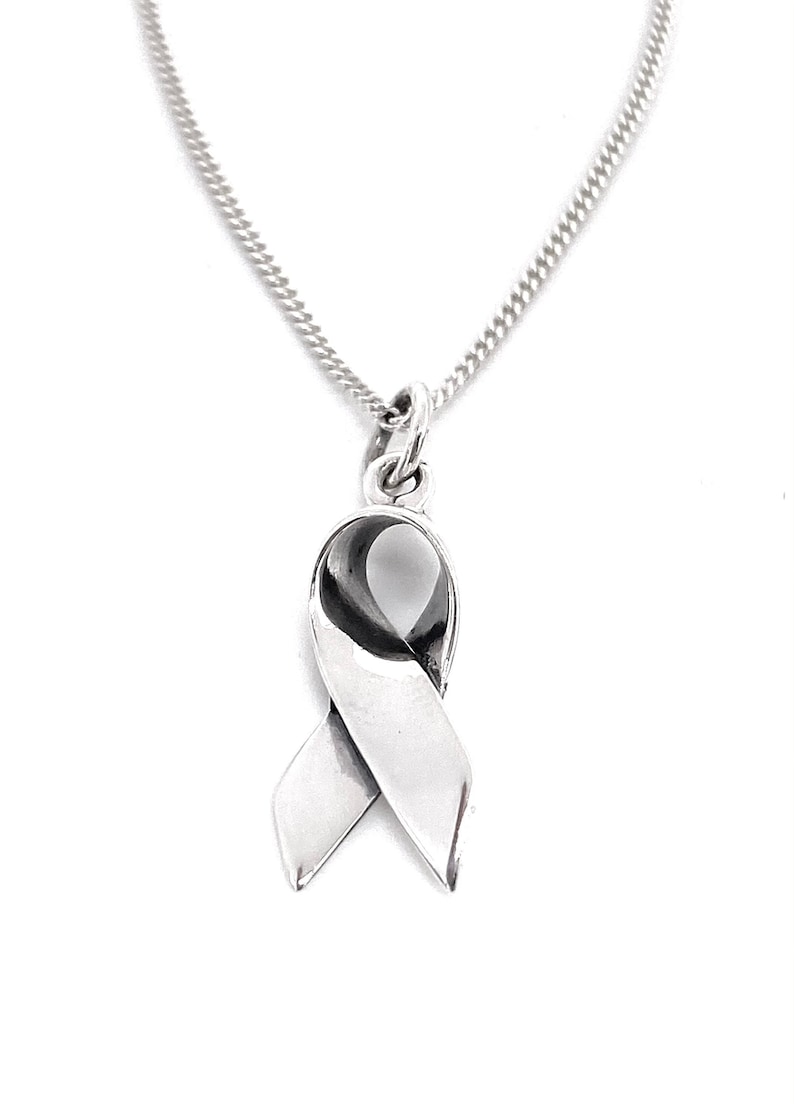 925 Sterling Silver Ribbon Bow Cancer Awareness Pendant Charm on Silver Curb Chain imagem 1