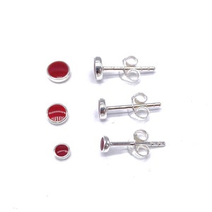 925 Sterling Silber Kleine ROTE Korallen Knopf Kugel Ohrstecker in der Größe 3, 4 und 5 mm Durchmesser