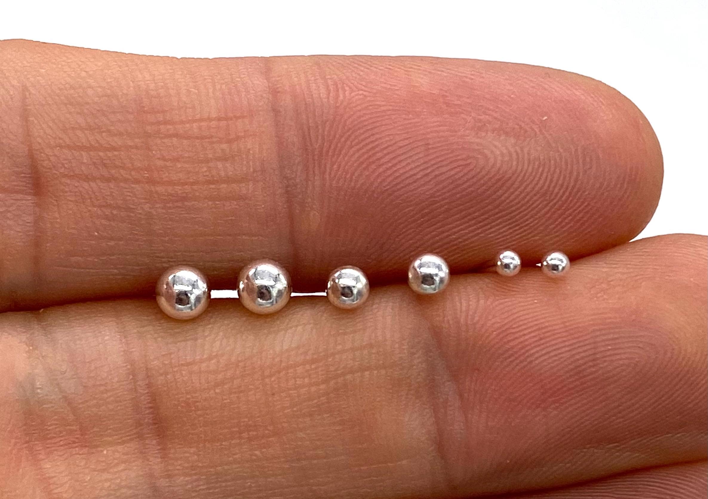 1 paio di orecchini a bottone con pallina in argento sterling