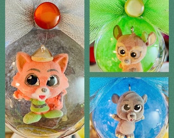 Adornos de globo de personaje diminuto.