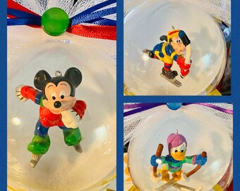 Adorno de globo terráqueo con ratón y amigos divertidos de invierno