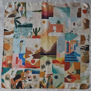 Puede incluir: Un pañuelo cuadrado que presenta un collage de diversas ilustraciones que incluyen paisajes desérticos, escenas costeras, palmeras, rostros abstractos y elementos arquitectónicos en una paleta de colores cálidos de terracota, azul, amarillo y tonos crema.