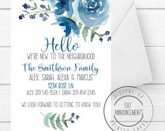 Può includere: Un biglietto di annuncio 5x7 con un design floreale acquerellato blu e verde con il testo "Hello, We're new to the neighborhood, The Smithson Family, Alex, Sarah, Alexa & Marcus, 1234 Rose Ln., Alex 201-545-1524 | Sarah 201-454-2345, We look forward to getting to know you!"