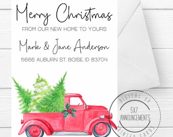 Puede incluir: Una tarjeta de Navidad con un camión rojo vintage que transporta árboles de Navidad. La tarjeta dice "Merry Christmas" e incluye un apellido y una dirección. Un sobre blanco está a la derecha.