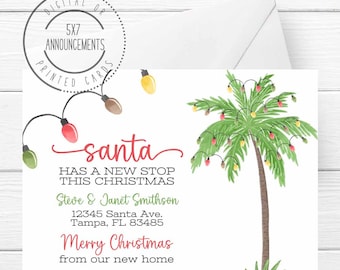 Puede incluir: Tarjeta blanca de anuncio navideño con una ilustración en acuarela de una palmera decorada con luces navideñas. La tarjeta dice "Santa tiene una nueva parada esta Navidad" e incluye el nombre y la dirección de una familia.