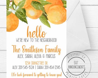 Può includere: Un biglietto bianco con un'illustrazione ad acquerello di rami di arancio con foglie verdi e frutti arancioni. Il testo "hello" è in un grande carattere corsivo. Il testo "We're new to the neighborhood" è in un carattere più piccolo. Il testo "The Smithson Family" è in un grande carattere corsivo. Il testo "Alex, Sarah, Alexa & Marcus" è in un carattere più piccolo. Il testo "1234 Orangetree Dr." è in un carattere più piccolo. Il testo "Alex 201-545-1524 | Sarah 201-454-2345" è in un carattere più piccolo. Il testo "We look forward to getting to know you!" è in un carattere più piccolo. Un cerchio grigio con il testo "DIGITAL OR 5X7 ANNOUNCEMENTS PRINTED CARDS" è nell'angolo in basso a destra.