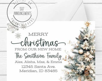 Puede incluir: Una tarjeta navideña blanca con el texto "Feliz Navidad" y "De nuestro nuevo hogar". La tarjeta presenta una ilustración de un árbol de Navidad con detalles dorados y blancos. Los nombres y la dirección de la familia Smithson también están impresos.