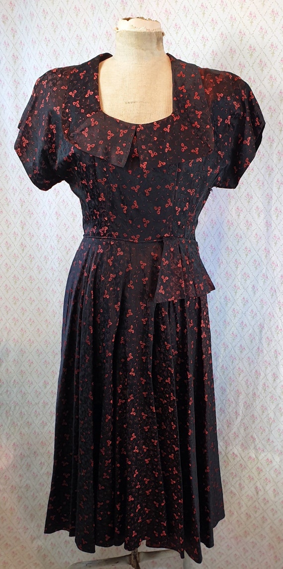 Stunning vintage 1940’s black red flora brocade f… - image 9