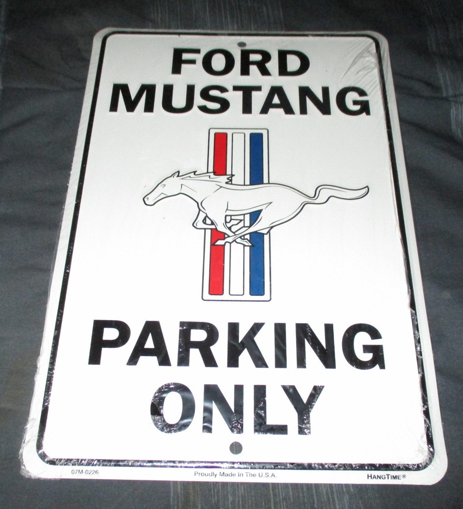 Novelty Car Sign Black Red Ford Mustang 'Parking Only' Metal Sign Plate - 8x12 Inches, Black & Red, Made In USA Ford Mustang Gifts - Foto 1