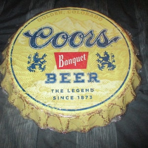 Large COORS BANQUET BEER 3-Dimensional Metal Bottle Cap Wall Sign Decor 16.5 Inch Diameter