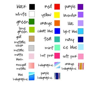 K&ouml;nnte beinhalten: Eine Farbkarte mit handgeschriebenem Text und Farbmustern. Zu den Farben geh&ouml;ren Schwarz, Wei&szlig;, Rot, Gelb, Gr&uuml;n, Orange, Blau, Lila und verschiedene Farbt&ouml;ne wie Mint, T&uuml;rkis und Lavendel. Holografische und metallische Optionen sind ebenfalls abgebildet.