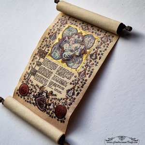 以下が含まれることがあります： 複雑な花の模様に囲まれた、神話上の生き物の詳細なイラストが描かれた、ヴィンテージスタイルの巻物。巻物は巻き上げられ、リボンで結ばれています。