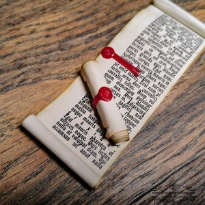 Dollhouse miniature scroll with imitation of wax seal, dollhouse miniature 1/6 scale, two designs to choose, fantasy setting, desk, library