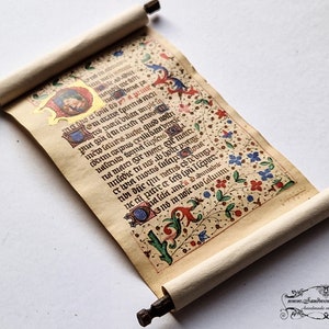 以下が含まれることがあります： 手描きでデザインされたミニチュアの巻物。中世風のイラストとテキストが描かれています。巻物は巻き上げられ、茶色の紐で結ばれています。