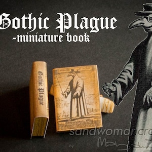 Livre miniature « Gothic Plague », Dollhouse Miniatures à l'échelle 1/12, 1 pouce, couverture en papier. Présentoir, mini-livre, médecin de la peste, bibliothèque