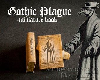Puede incluir: Un libro en miniatura titulado "Gothic Plague" con una cubierta marrón y una ilustración en blanco y negro de un médico de la peste en la portada. El libro está sobre un fondo gris oscuro.