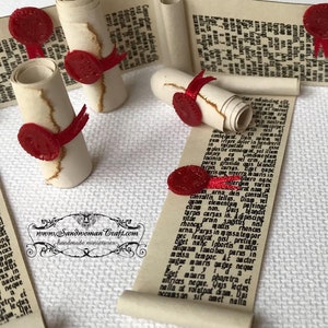 Miniature scroll with imitation of wax seal, dollhouse miniature 1/12 scale, two designs to choose, 1 inch scale, magic fantasy setting