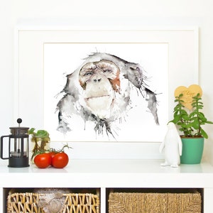 Könnte beinhalten: Ein Aquarellbild eines Schimpansenkopfes. Der Schimpanse schaut den Betrachter mit einem leichten Lächeln an. Das Bild ist in Grautönen, Braun- und Weißtönen gehalten.