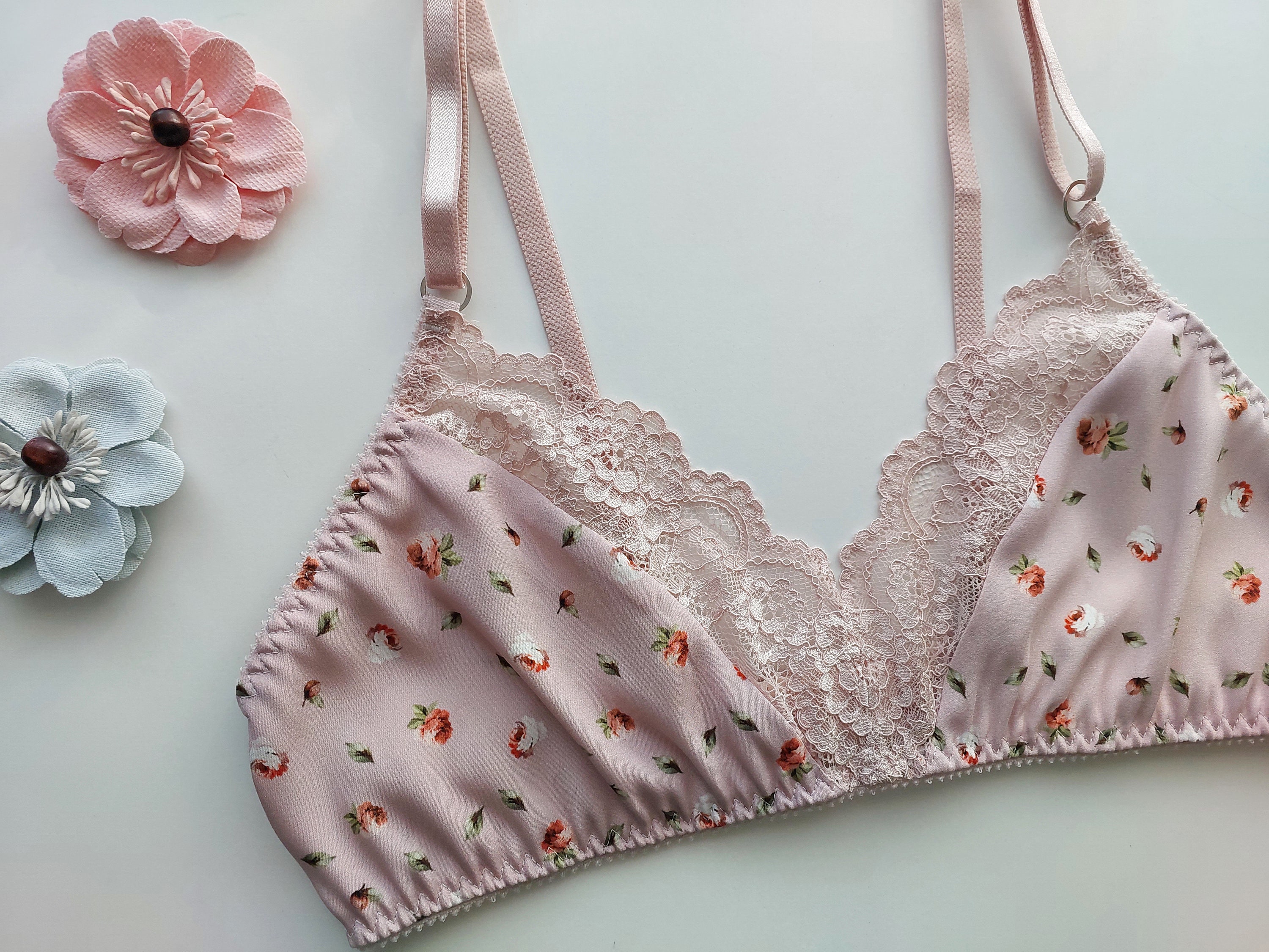 Romantic bra, embroidery, mesh inlay, D to M-cup