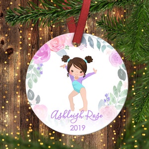 女の子の体操選手のクリスマスオーナメント。体操オーナメント。体操。クリスマスオーナメント。パーソナライズされたクリスマスオーナメント