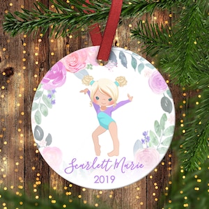 女の子の体操選手のクリスマスオーナメント。体操オーナメント。体操。クリスマスオーナメント。パーソナライズされたクリスマスオーナメント