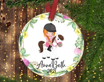 Ornamento per equitazione per bambini. Ornamento natalizio a cavallo della ragazza