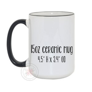 Puede incluir: Taza de cer&aacute;mica blanca con asa y borde negros. La taza es de 15oz y mide 4,5" H x 3,4" OD.